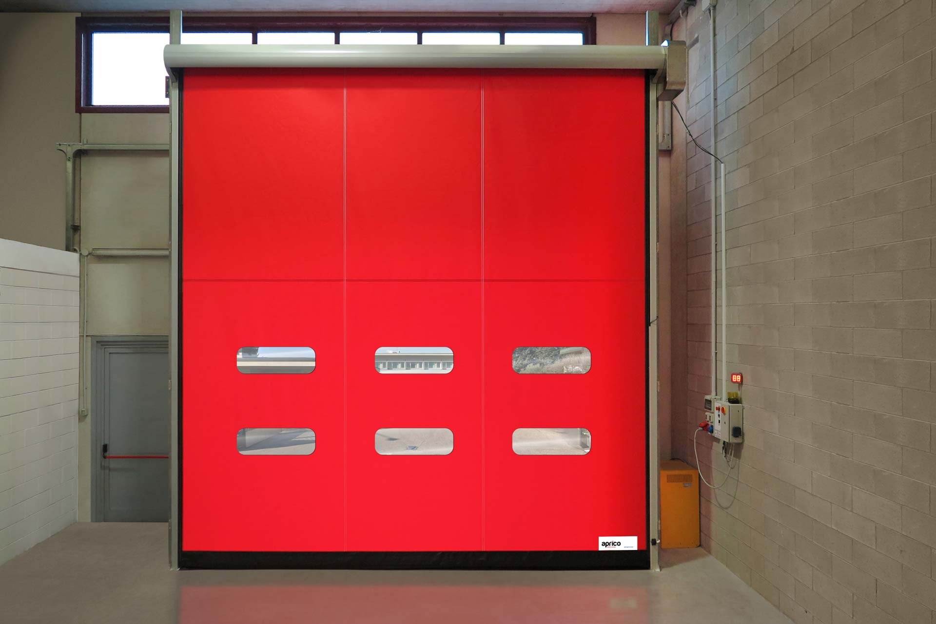 Porta avvolgibile rapida rossa installata in ambiente industriale