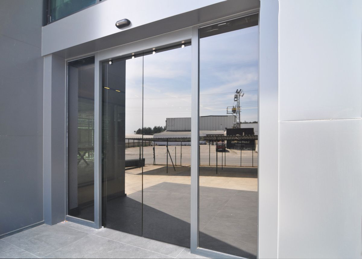 Porta scorrevole automatica in vetro all'ingresso di un edificio