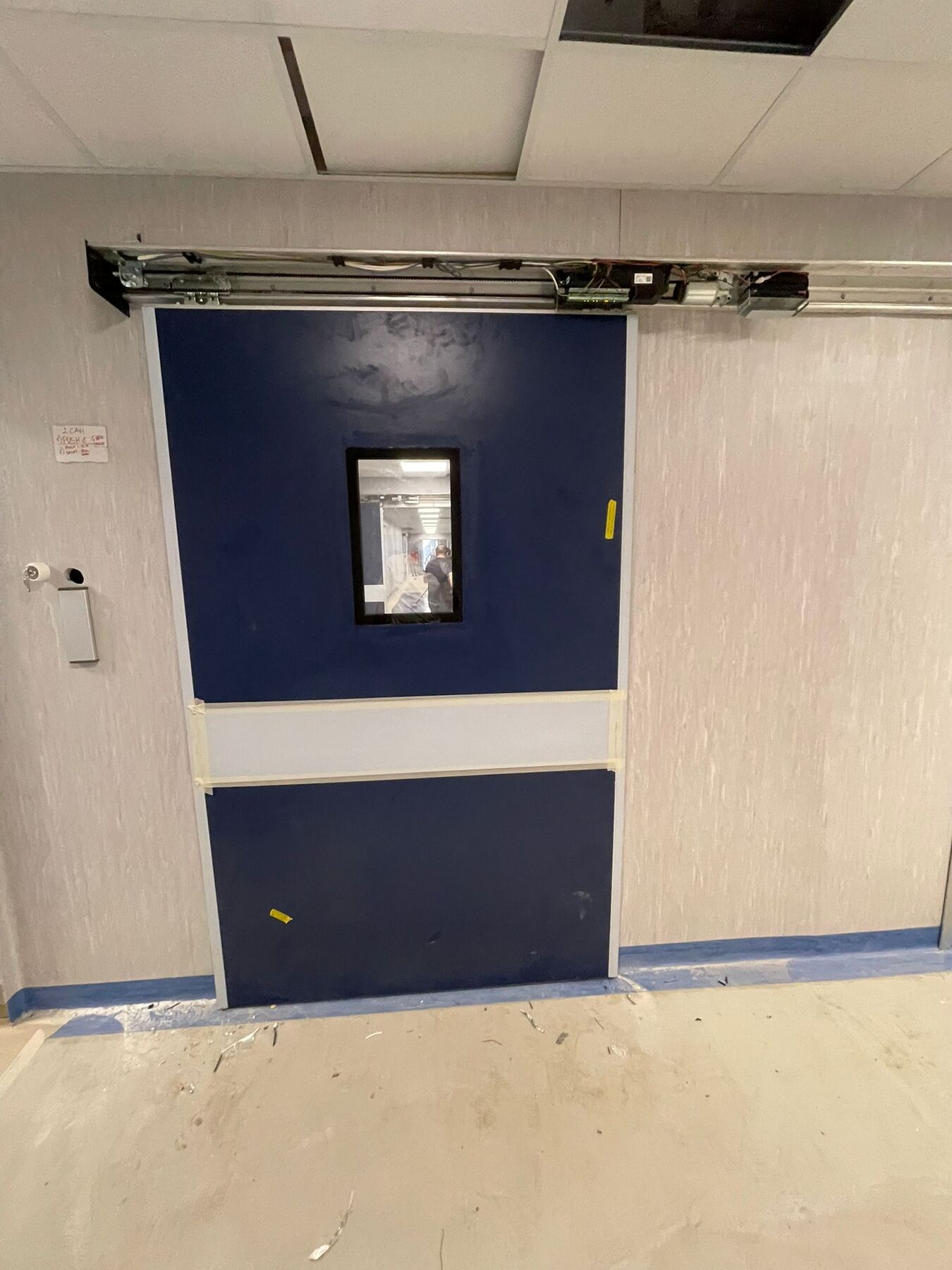 Porta scorrevole automatica per ambiente ospedaliero in fase di installazione
